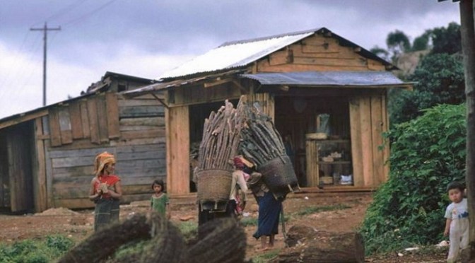 Anh em đồng bào buôn làng và buôn bán