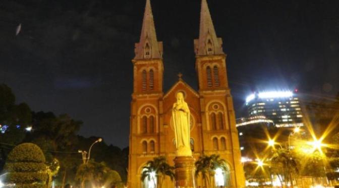 Trước nhà thờ Đức Bà