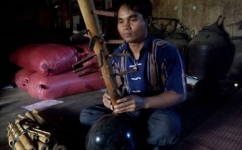 A Huynh biểu diễn đàn Ting ning. (Ảnh: Thế Khôi)