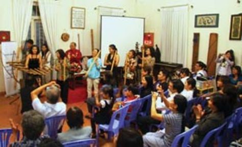 Các khán giả cùng tham gia biểu diễn.