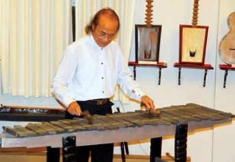 NSND Đỗ Lộc bên cạnh chiếc đàn đá do chính ông chế tác.