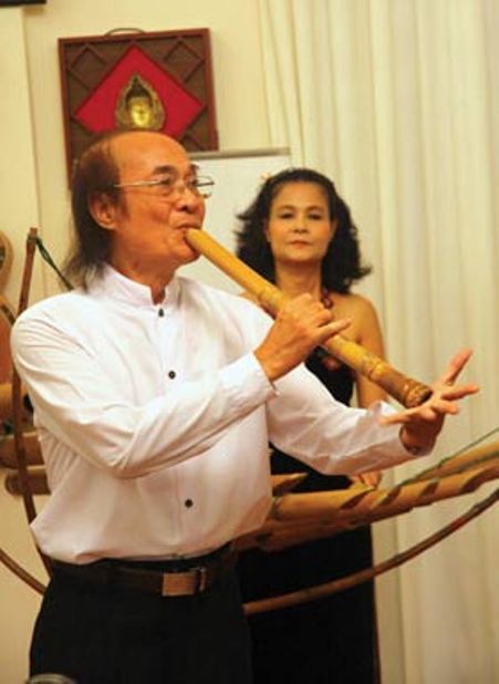 NSND Đỗ Lộc cùng nghệ sĩ Bích Diệp song tấu với nhạc cụ đàn t'rưng và angklung.
