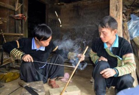 A Vàng đã chế tác thành thục được cả 2 loại nhạc cụ dân tộc.