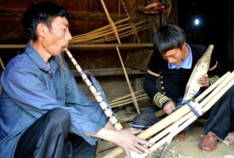 Chế tác khèn đã trở thành nghề tay trái mưu sinh của hai cha con.