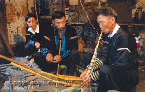 Nghệ nhân Giàng A Su đang truyền dạy bí quyết làm khèn cho cha con Mùa A Lồng.