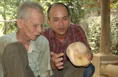 Ông Phạm Ngọc Dư (trái) và tác giả Hoàng Văn Minh.