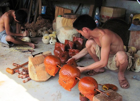 Mặc dù là nghề truyền thống của gia đình mình nhưng Hải luôn sẵn sàng truyền nghề cho thế hệ trẻ. Ảnh: Thảo Nguyên.