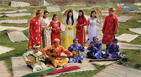 Nhạc công đàn Guitar giữ Song Lang trong Đờn Ca Tài Tử.