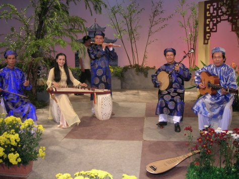 Nhạc công đàn Nguyệt giữ Song Lang.