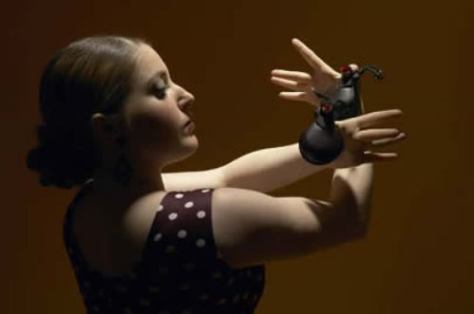 Vũ công Tây Ban Nha trong điệu múa truyền thống Flamenco với Castanets.