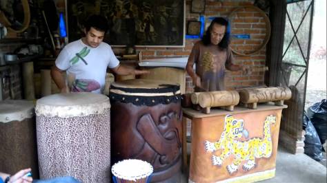 Trống Huehuetl và Trống Teponaztle. 