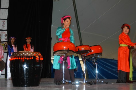 Nghệ sĩ Linh Phượng biểu diễn Trống VN tại Hội Chợ Sắc Tộc Quốc Tế, USA.