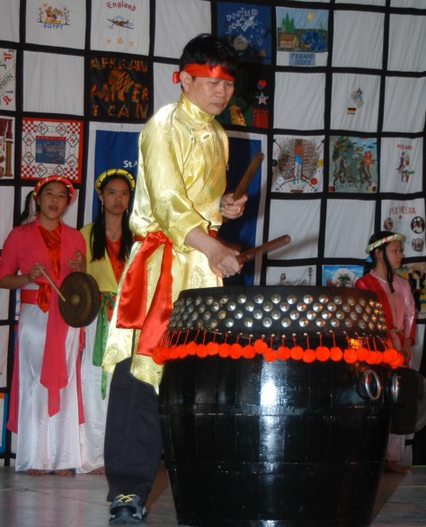 Trần Đình Hoành biểu diễn Trống tại Hội Chợ Sắc Tộc Quốc Tế, USA.