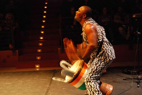 Diễn tấu Trống Djembe.