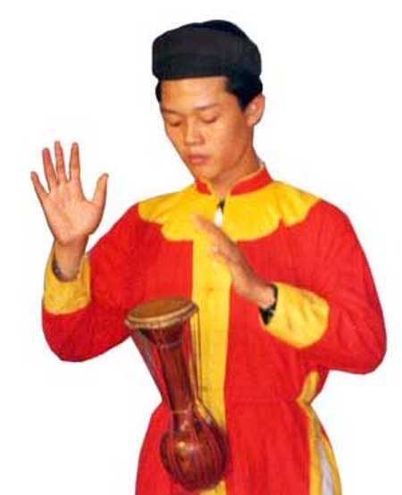 Diễn tấu Trống Bồng.
