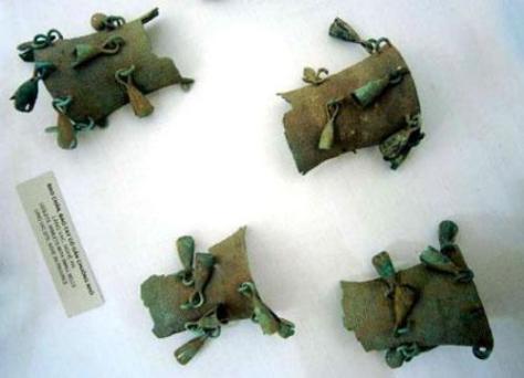 Bao chân, bao tay bằng đồng.