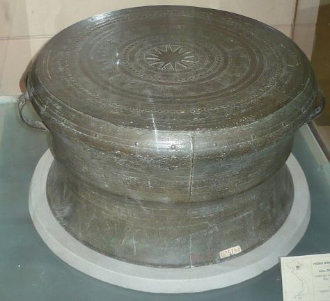 Trống Đồng Long Đọi Sơn, loại Heger IV, trưng bày tại Bảo tàng lịch sử Việt Nam, Hà Nội, Việt Nam.