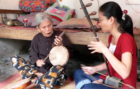 Nghệ sĩ Mai Tuyết Hoa và Nghê nhân Hà Thị Cầu.