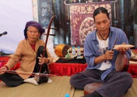 Nghệ nhân Hà Thị Cầu và nhà nghiên cứu âm nhạc Bùi Trọng Hiền.