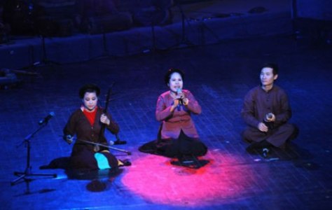 Nghệ sĩ Mai Tuyết Hoa (ngoài cùng bên trái) cùng các nghệ sĩ biểu diễn một làn điệu xẩm.