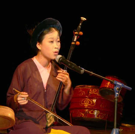 Nghệ sĩ Mai Tuyết Hoa biểu diễn hát Xẩm.