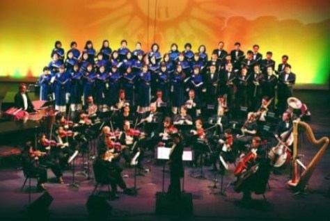 Nhạc trưởng Trần Chúc và Ban Hợp Xướng/Ca Đoàn Ngàn Khơi.