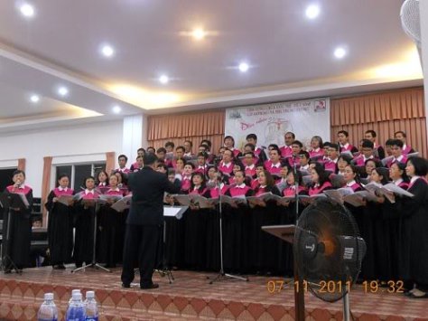 Ca trưởng Hoàng Hương đang điều khiển Ban Hợp Xướng Trùng Dương.