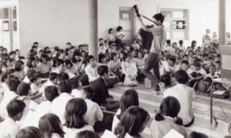 Nhạc sĩ Nguyễn Đức Quang hát với các bạn học sinh trường Kiểu Mẫu Thủ Đức.