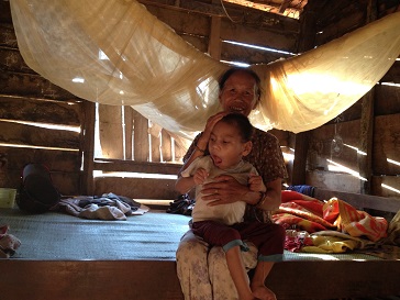 Bà ngoại Pan và em Pét