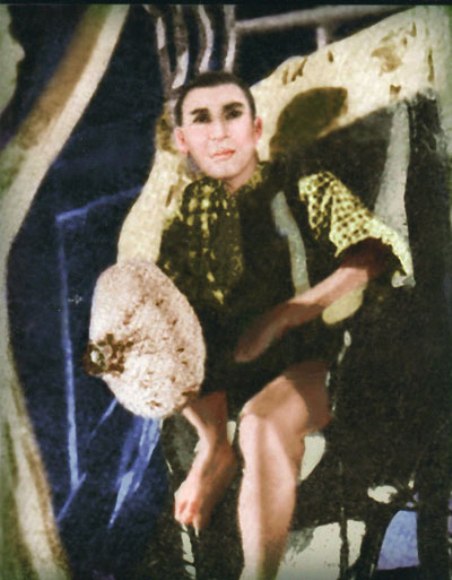 Không hiểu sao mà kép chánh cải lương hay có cái màn cạo trọc, hết Thành Ðược đến Hữu Phước, rồi Minh Vương, Hùng Cường, nhưng Hùng Cường (trong hình) cạo trọc không phải quy y, không phải vì chuyện riêng, mà cũng không phải cạo trọc để đóng một vai tuồng gì. Rồi cái may mắn đưa đến, tuồng Nhựt Bổn “Hẹn Ngày Tái Ngộ” của Nguyễn Minh, Nguyễn Ðạt trình diễn trên sân khấu Kim Chung cần diễn viên cạo trọc nên Hùng Cường “đem” cái đầu trọc ấy đóng vai người phu xe bần hàn rách rưới như ảnh trên đây. (Hình: Bộ sưu tập của Ngành Mai)