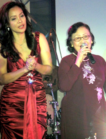 Ca sĩ Hồng Hạnh và mẹ, danh ca Ngọc Cẩm. Ảnh: Đ.D.