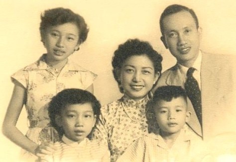 Gia đình ông Phạm Đình Sĩ và bà Kiều Hạnh.