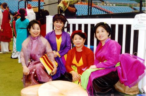 Nhà Việt Nam tại Hội Chợ Sắc Tộc Quốc Tế - từ trái -Giám đốc Nhà Việt Nam, bà Lê Thị Nga, thành viên Thiên Thanh, trưởng ban văn hóa Linh Phượng, ái nữ của ông bà Nguyễn Phước Vĩnh Lữ, Nguyễn Phước Liên Như.