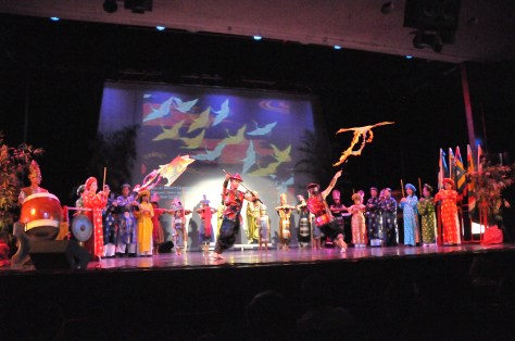 Vũ đoàn Việt Cầm trong Phong Châu Mở Hội.