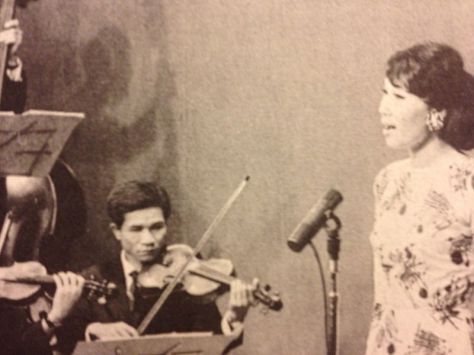 Danh ca Thái Thanh trong buổi phát hình chương trình Tiếng Tơ Đồng của nhạc sĩ Hoàng Trọng trên THVN năm 1968.