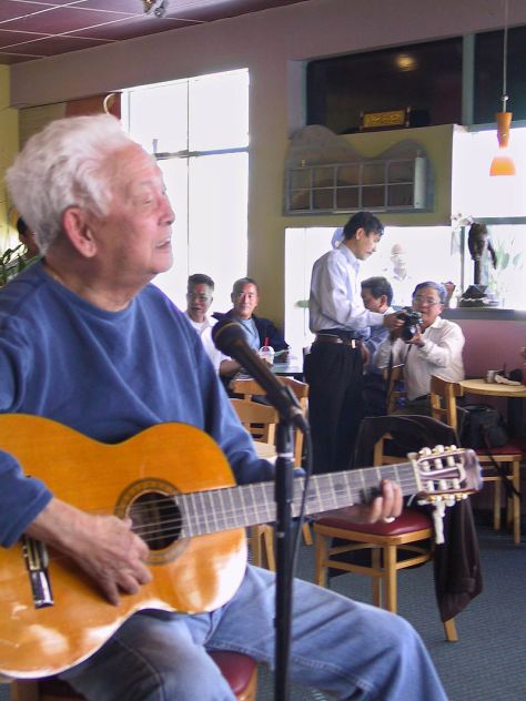 Nhạc sĩ Phạm Duy đang biểu diễn tại một quán nước.