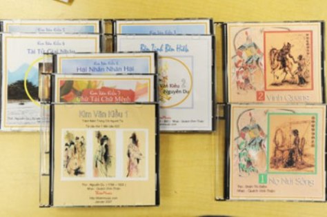 7 CD Kim Vân Kiều, gồm 77 bài, và 2 CD Chinh Phụ Ngâm được nhạc sĩ Quách Vĩnh Thiện phổ nhạc với mục đích góp phần bảo tồn văn hóa Việt Nam ở hải ngoại. (Hình: Dân Huỳnh/Người Việt)