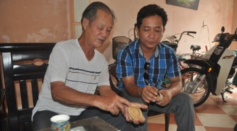 Ông Nguyễn Khắc Khoái (áo trắng) luôn nhiệt tình truyền lại kinh nghiệm và đam mê cho các bạn trẻ.