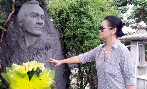 Khánh Ly viếng mộ Trịnh Công Sơn.