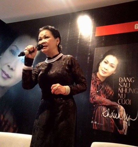 Khánh Ly lần lượt hát Quê hương, Để gió cuốn đi, Ca dao mẹ, Diễm xưa khiến khán giả xúc động.