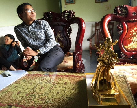 Huỳnh bốc phét trước tượng vàng Thánh Gióng