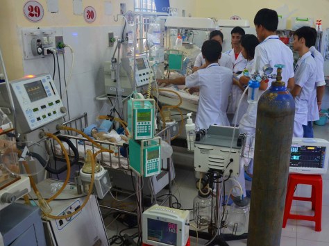 Khoa Cấp cứu Nhi BVĐK Đắk Lắk chật chội quá tải