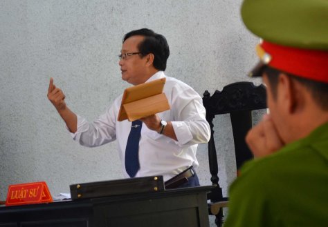 Luật sư đề nghị Viện kiểm sát chứng minh làm sao ông Trung chích điện bà Giang được'