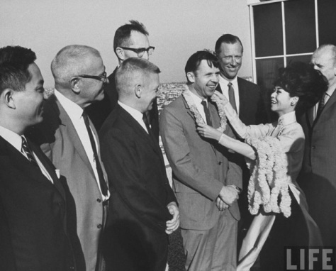 ncttqhbachyen_Bạch Yến tiễn đưa phái đoàn bác sĩ từ Hoa Kỳ qua Việt Nam làm việc từ thiện giúp nhi đồng Việt Nam, hình chụp tại Los Angeles năm 1965