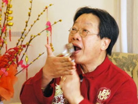 Nhạc sĩ Trần Quang Hải hướng dẫn cách đánh nhịp bằng muỗng.