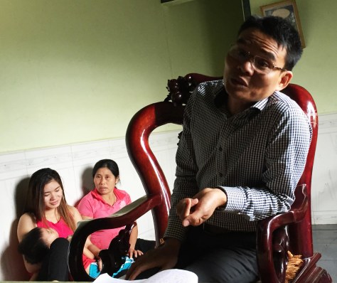 Vợ con và bà Thành ngồi nghe Huỳnh hành nghề '