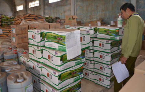 Cán bộ Chi cục QLTT Đắk Lắk kiểm tra mặt hàng được giới thiệu là phân bón lá made in USA