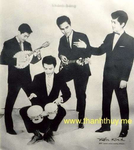 Ban nhạc Khánh Băng – Phùng Trọng một thuở lẫy lừng. Từ trái: Lê Duyên (mandolin), Khánh Băng (guitar), Phùng Trọng (trống), Duy Mỹ (hát).
