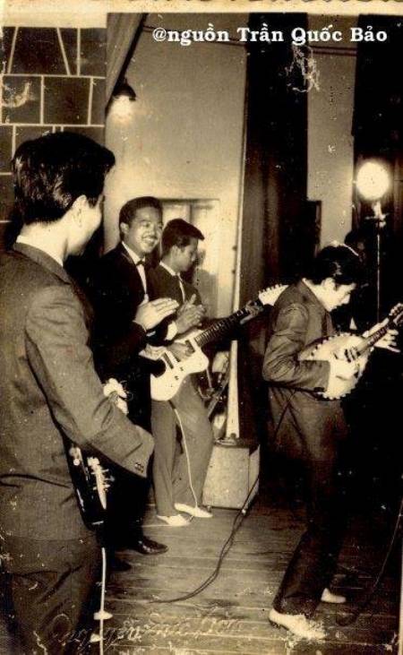 Ảnh chụp tháng 7 năm 1957 tại rạp Thống Nhất với Nguyễn Long, Lê Duyên (mandolin), Ngọc Minh Hà, Khánh Băng, Huỳnh Hoa (Saxo). Hình này do con trai NS Ngọc Minh Hà tặng TQB hồi tháng 2 năm 1996.