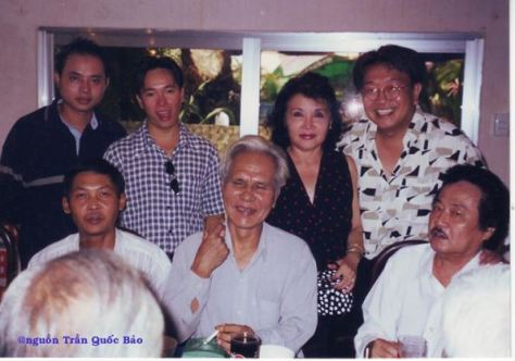 Hàng đứng từ trái sang phải: Nhạc sĩ Đỗ Quang (con trai NS Viết Chung), MC Thanh Hải, ca sĩ Trúc Mai, TQB và hàng ngồi: Thịnh, NS Khánh Băng và NS Tòng Sơn chụp ngày 15 tháng 6 năm 2000.